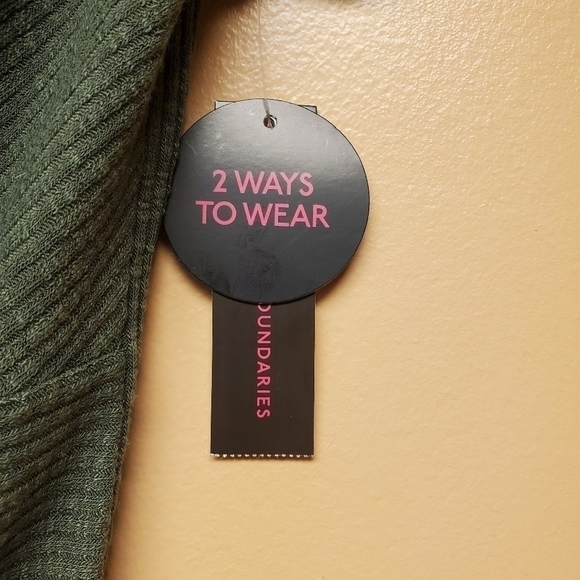 No Boundaries Juniors' Twist Top - Picture 3 of 5